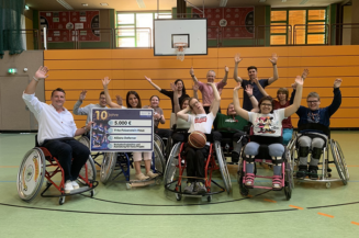 Spende der Allianz für Kinder in Bayern: Neue Basketballrollstühle und Kanupaddel