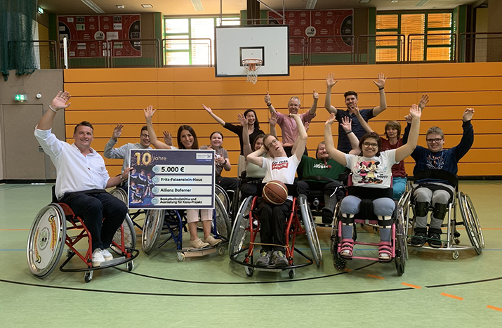 Spende der Allianz für Kinder in Bayern: Neue Basketballrollstühle und Kanupaddel